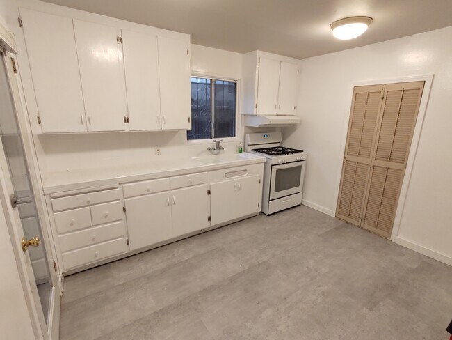 kit - 1927 Barrett Ave