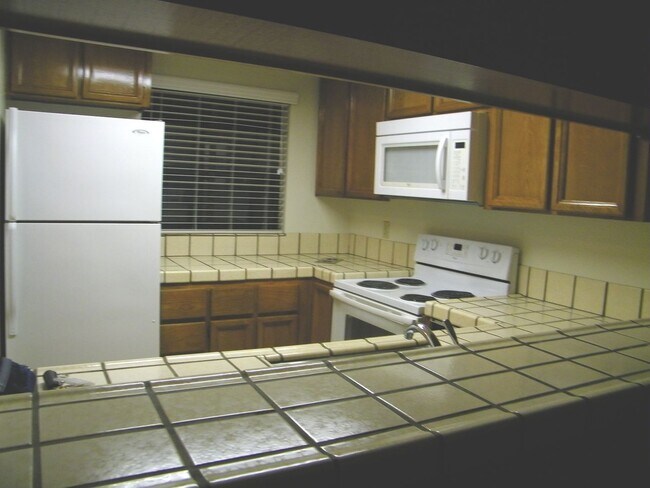 Building Photo - Beautiful Condo in Newark!