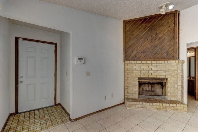 Building Photo - 2 Bedroom 1 Bathroom unit in MWC!