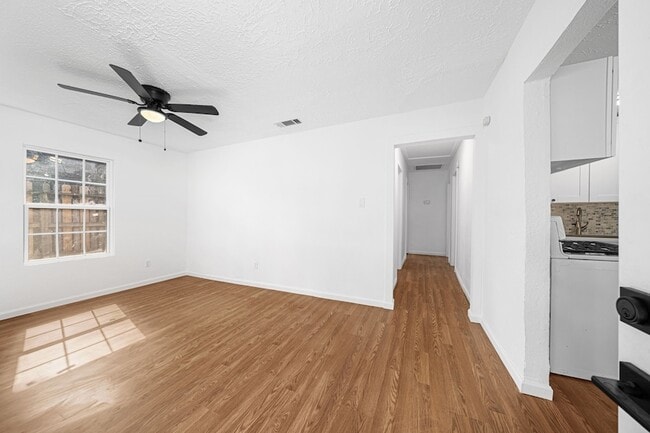 Building Photo - 2108 Camille St