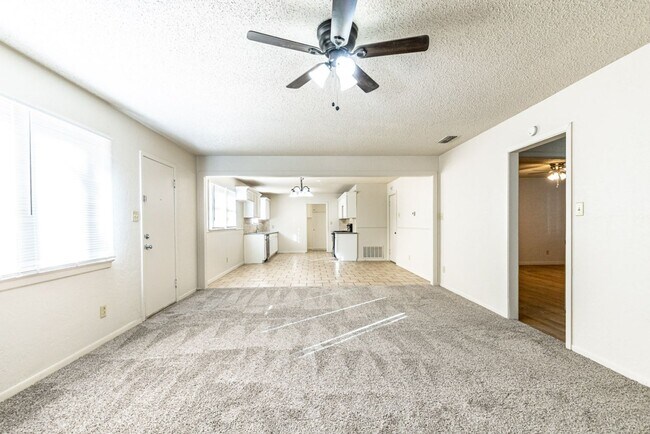 Foto del edificio - Centrally Located 4/3/2 with tons of space...