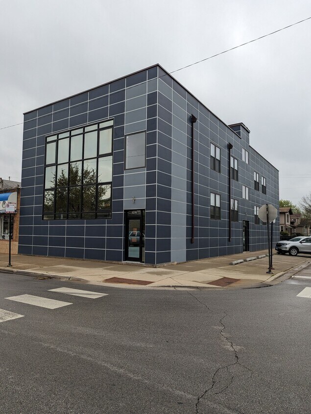Primary Photo - 7427 W Addison St