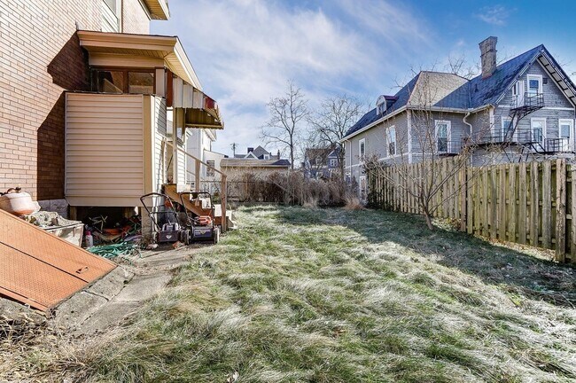 Building Photo - 985 Windsor St