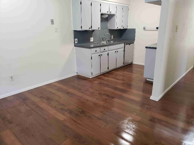Foto del edificio - 2208 Viewtop Ln