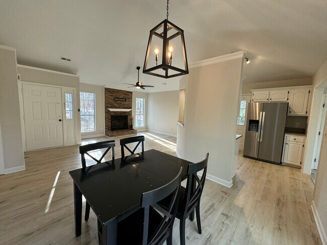 Área de comedor - 8017 Pine Oak Rd