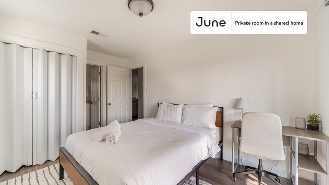Building Photo - Private bedroom in 2 bed/2 bath Home