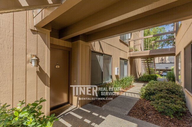 Building Photo - 511 Woodside Oaks