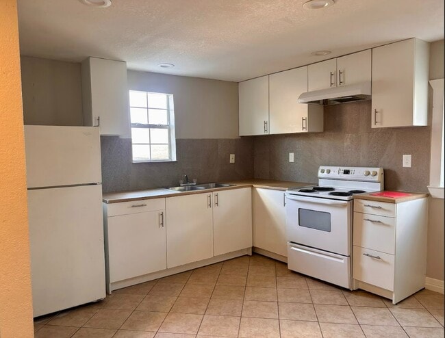 unit 3 kitchen - 7044 Avenue E