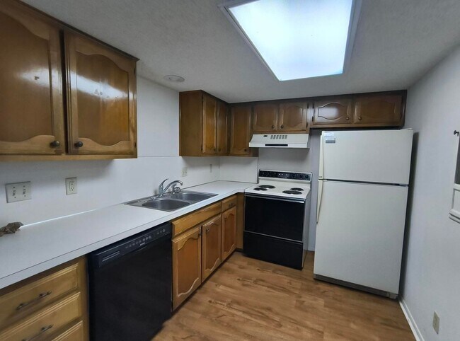 Building Photo - Spacious 2 bedroom 2 bath townhome AVAILABLE NOW!!!!