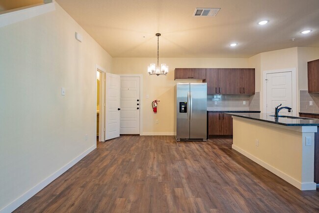 Foto del edificio - AVAILABLE NOW! GORGEOUS 2 BEDROOM FOUR PLE...