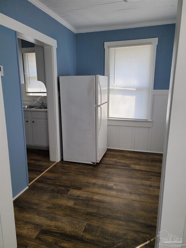 Foto del edificio - 2828 W Gonzalez St