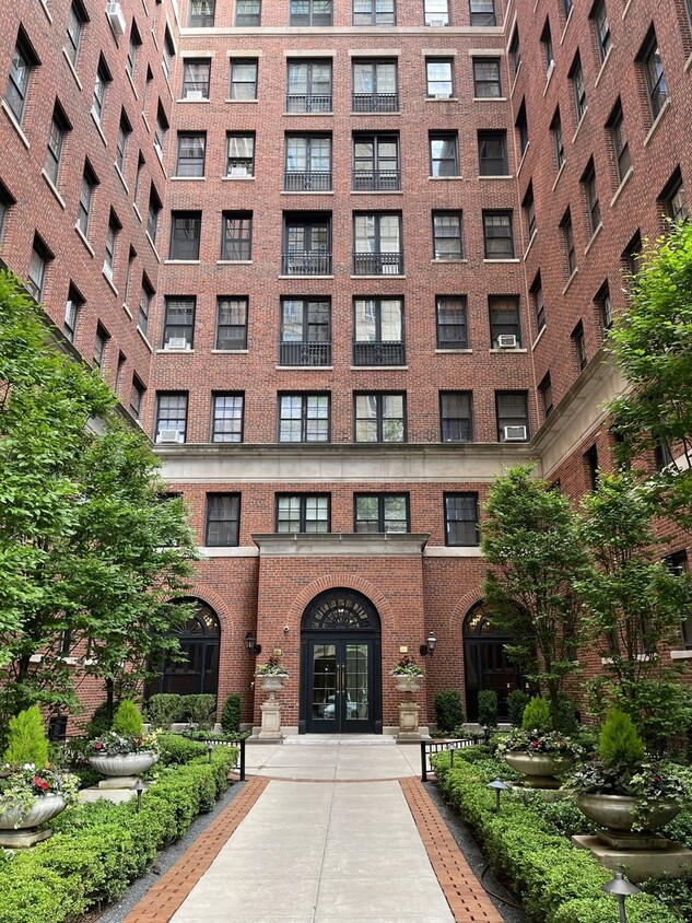Primary Photo - 400 W Deming Pl