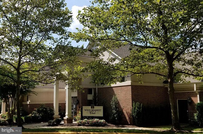 Building Photo - 12030 Trumbull Way