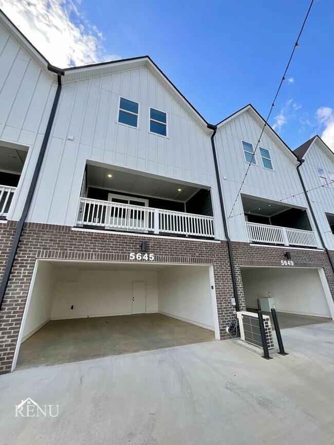 Building Photo - 5675 Sofias Cir