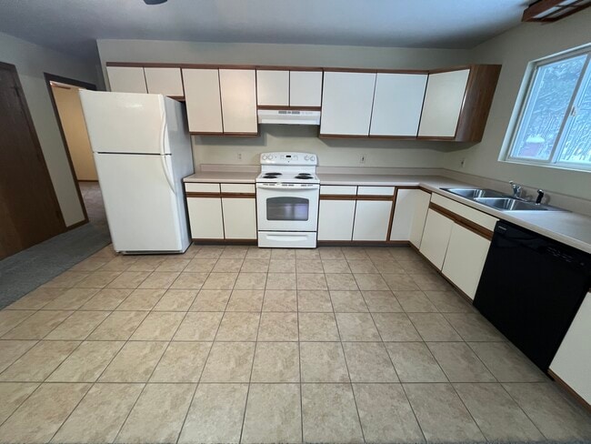 Building Photo - 633 Airway Dr