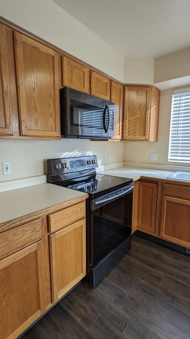 Foto del edificio - SPRINGS RANCH 3 BEDROOM/2 BATHROOM RANCH WITH FENCED YARD AND 2 CAR GARAGE!