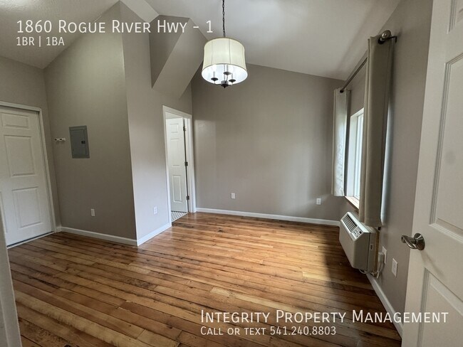 Foto del edificio - 1860 Rogue River Hwy