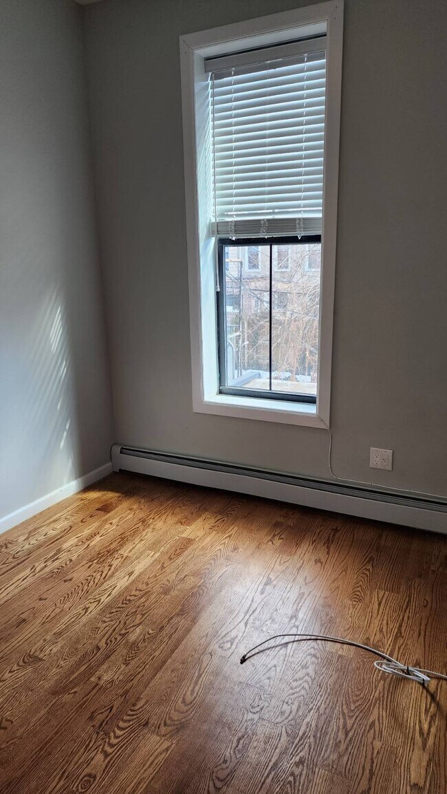 Foto del edificio - 1232 Putnam Ave