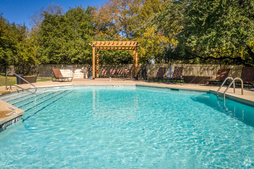 Las Brisas Apartments