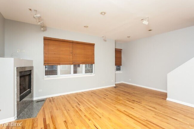 Building Photo - 3 br, 2 bath Townhome - 2425 N Clybourn Av...