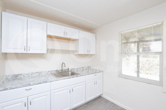 Foto del edificio - 7040 Grand Ave