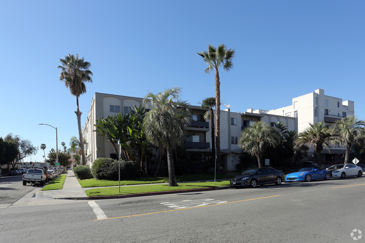 Primary Photo - Oxford Apartments