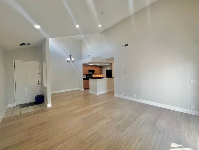 Building Photo - 2 Bedroom/2 Bath Condo Available in Newark!