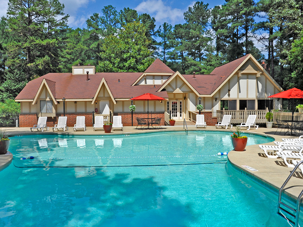 Piscina y terraza - Laurel Woods Apartments