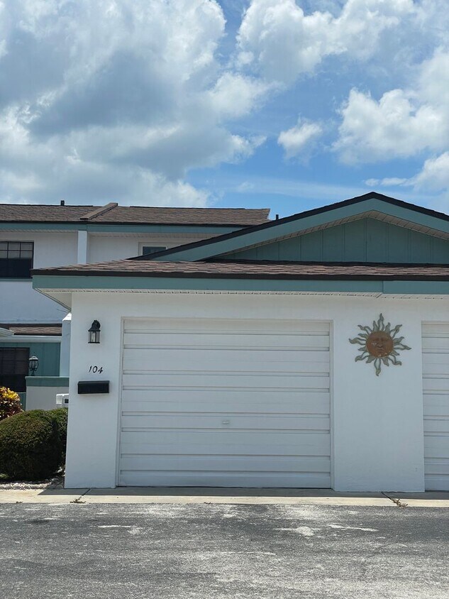 Primary Photo - 2 Bedroom 2.5 Bathroom Beachside Townhouse