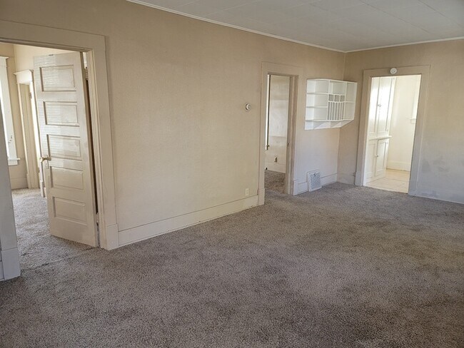 Foto del edificio - Two bedroom one bathroom w/double garage