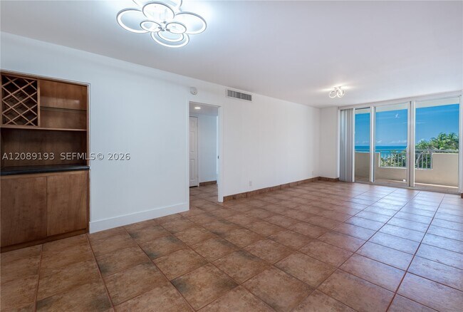 Foto del edificio - 3180 S Ocean Dr