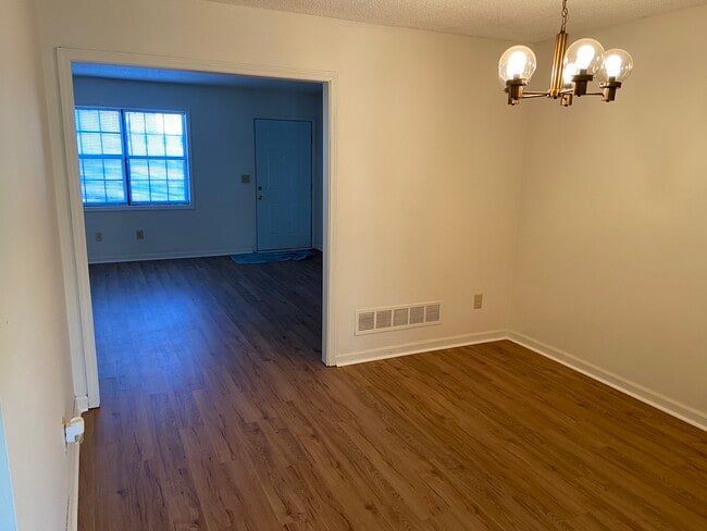 Building Photo - 5010 Hawthorne Ct