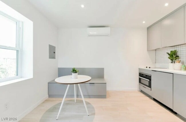 Building Photo - 715 S 3rd St