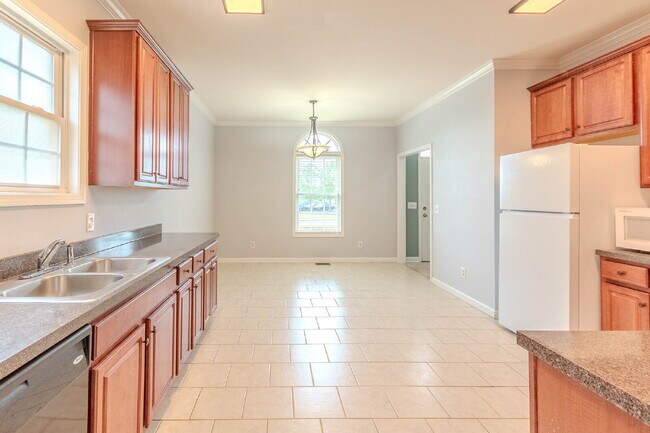 Foto del edificio - 3 bed, 2.5 bath brick home across from Ted...