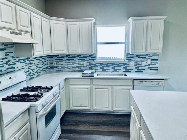 Building Photo - 7509 Lazy Creek Dr
