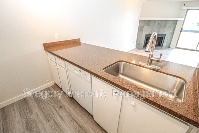 Building Photo - 6627 Lakeview Dr