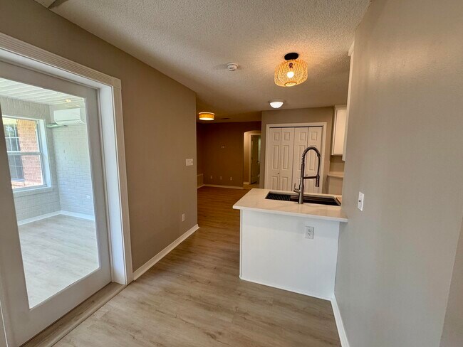 Foto del edificio - 529 Long Lake Dr