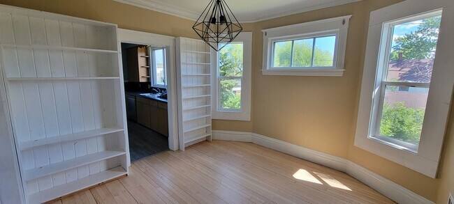 Building Photo - AVAILABLE NOW- Spacious 4 Bed / 2 Bath Home