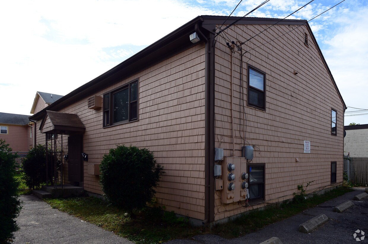 Building Photo - 7-19 Tappan St