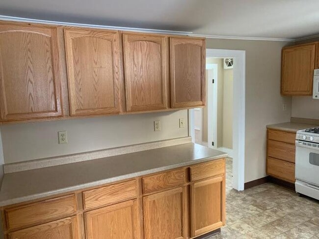 Building Photo - Extraordinary 6 bedroom 3 bath home with 2...