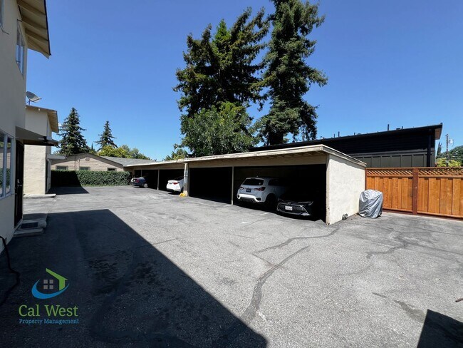 Building Photo - $1995 - Cozy 1/1 located near the Rose Garden