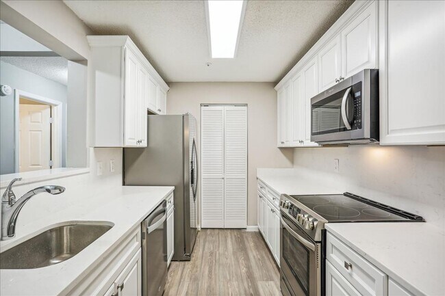 Building Photo - Great 3+2+ Loft in Germantown!