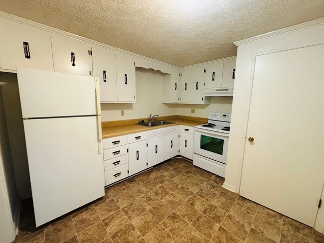 Building Photo - 2 Bedroom 1 bath Duplex