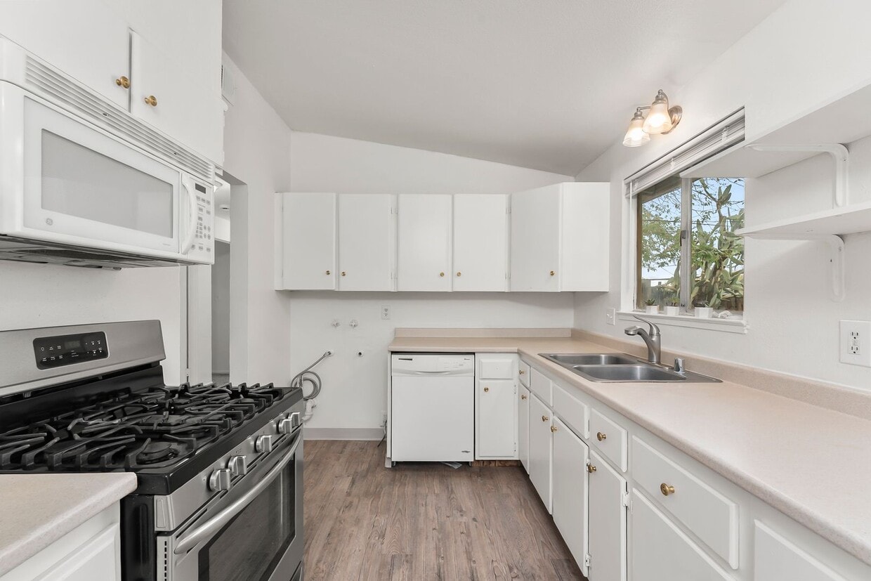 Primary Photo - 6404 Stoneman Dr