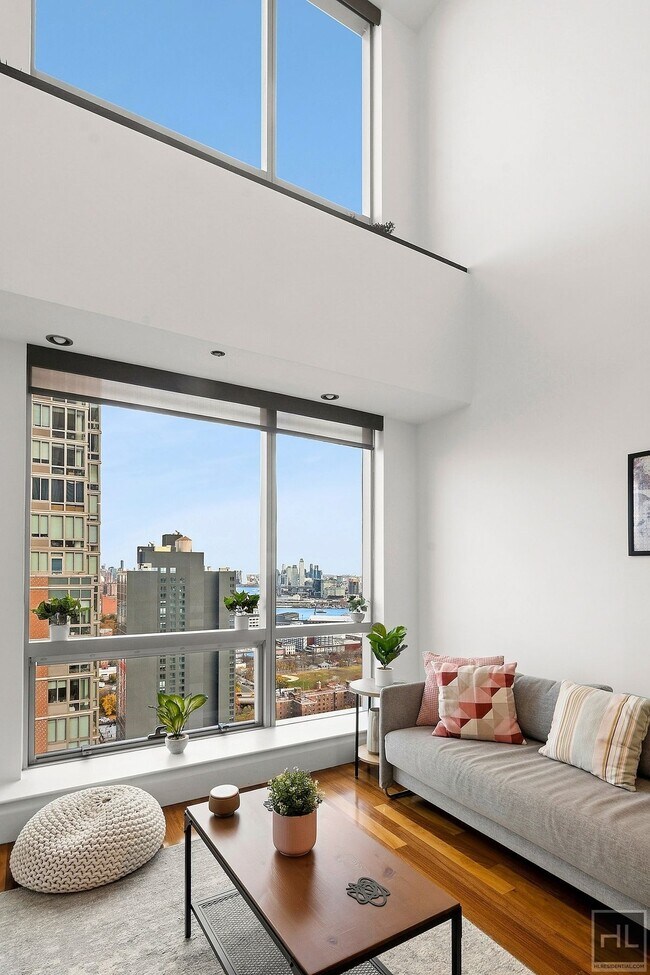 Building Photo - Duplex Penthouse with City and River Views + Pool