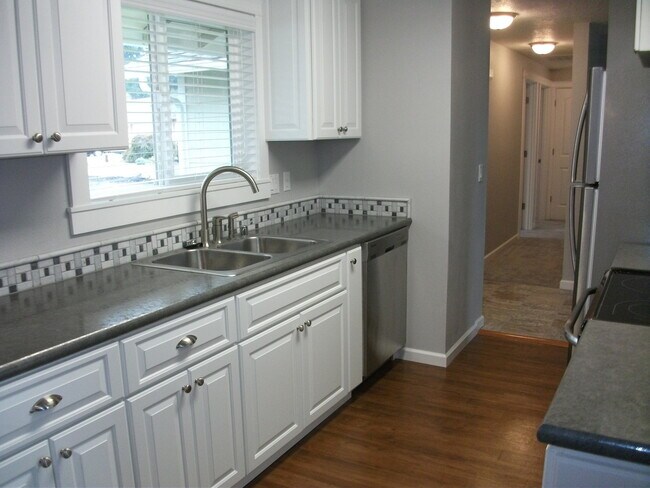 Foto del edificio - Inviting 3-Bedroom Home with Workshop/Storage and Outdoor Space