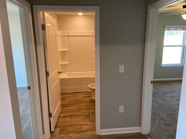 Hallway Bathroom - 7307 Single Trce