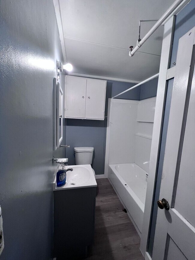 Building Photo - 4th Ave 609-SF