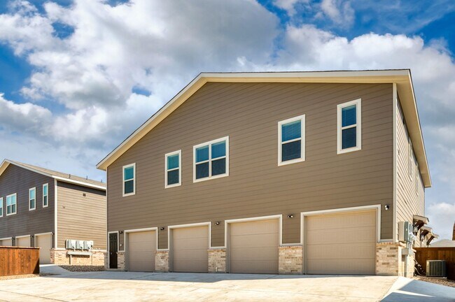 Foto del edificio - GORGEOUS 2 BEDROOM FOUR PLEX LOCATED IN MI...