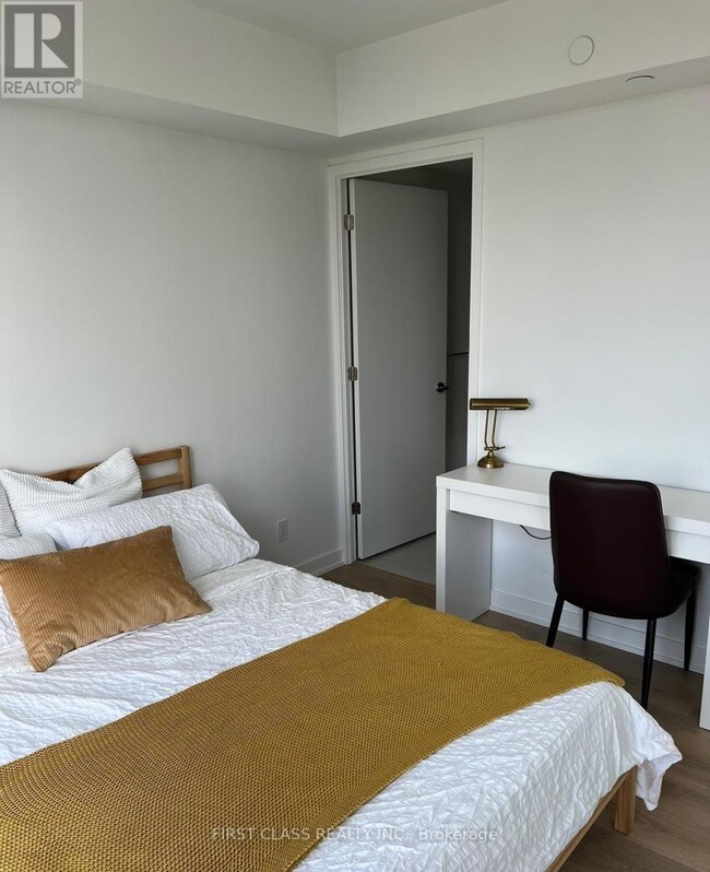 Building Photo - 501 Yonge St